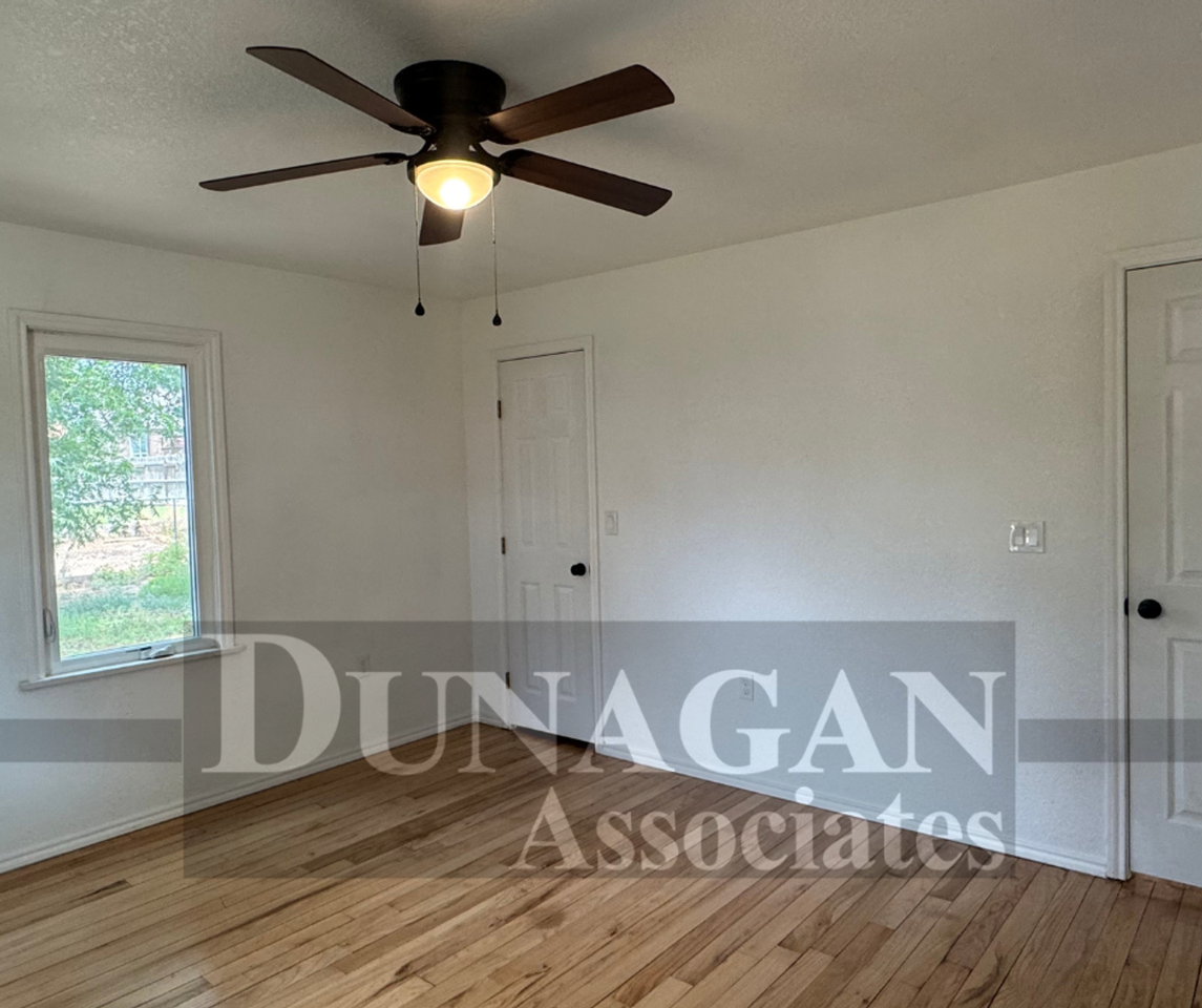 705 N Elm St - Photo 4 of 7