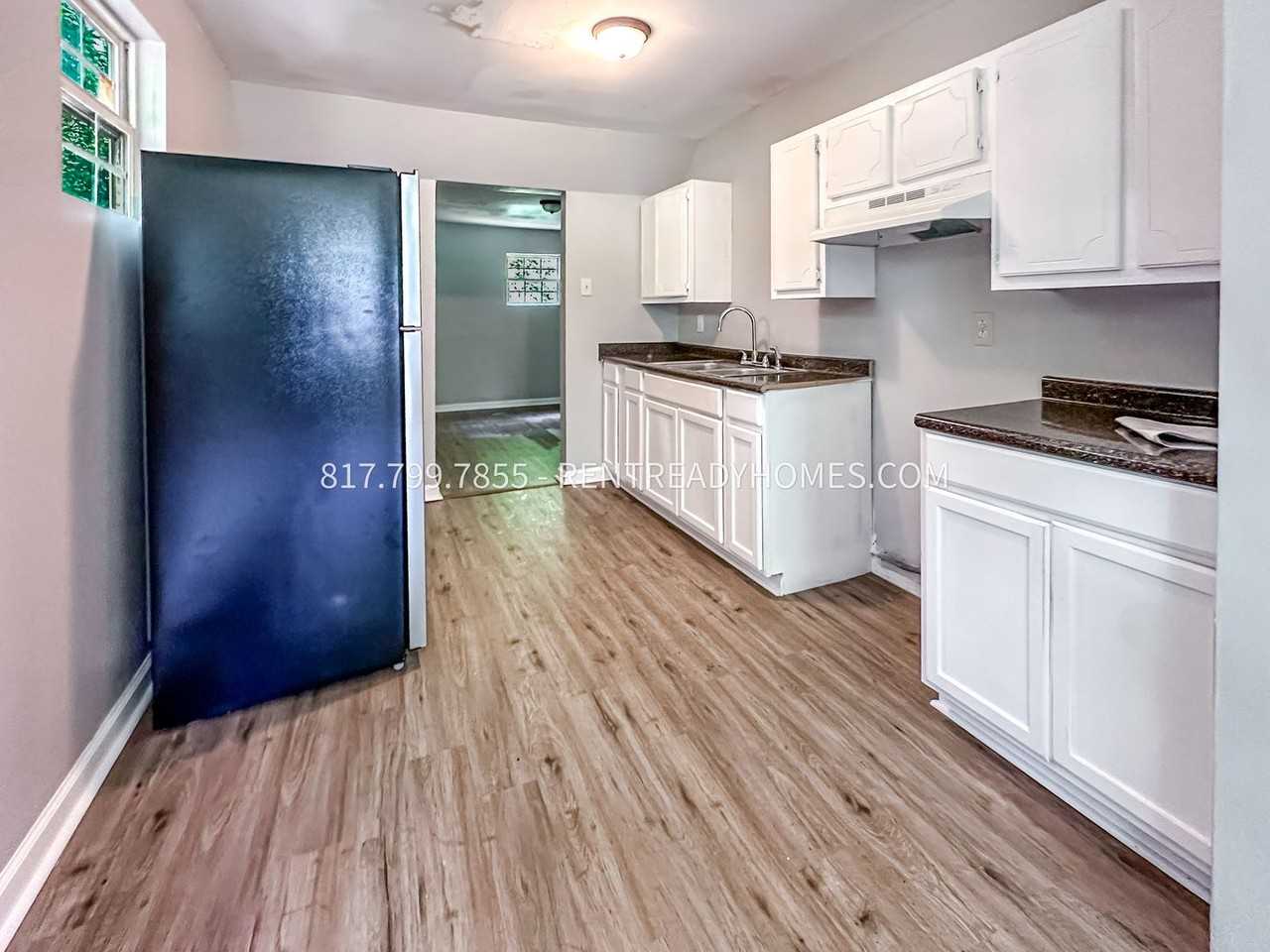 1420 Rayfield Dr - Photo 3 of 8