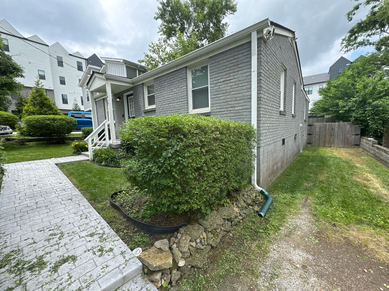 1017 44th Ave N - Photo 2 of 16