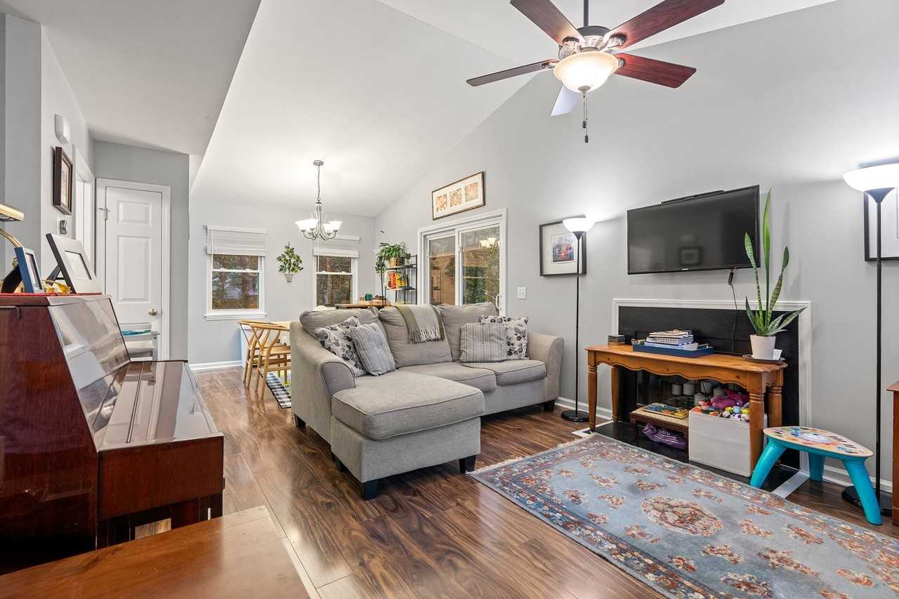 208 Fan Branch Ln - Photo 2 of 20