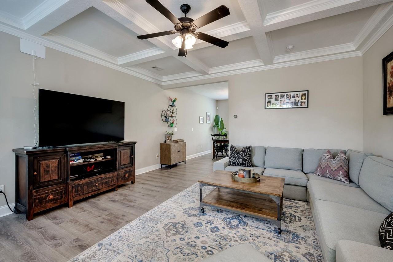5504 Meghan Ln - Photo 4 of 39