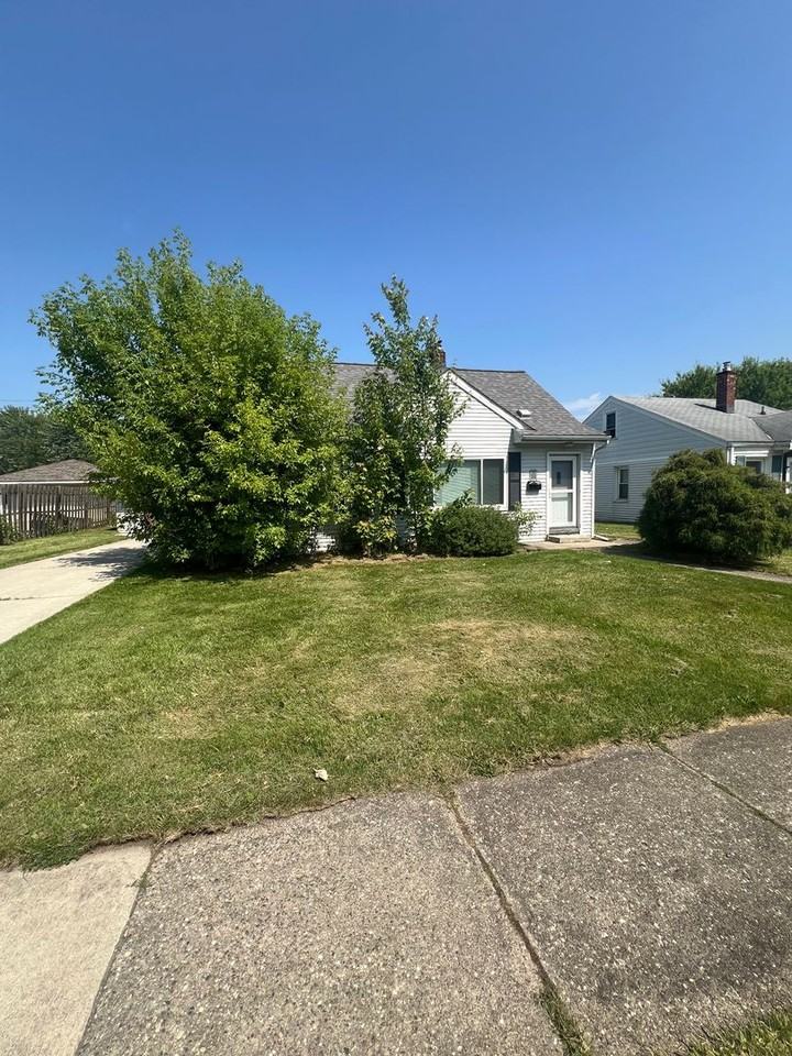 23078 Rosalind Ave - Photo 2 of 15