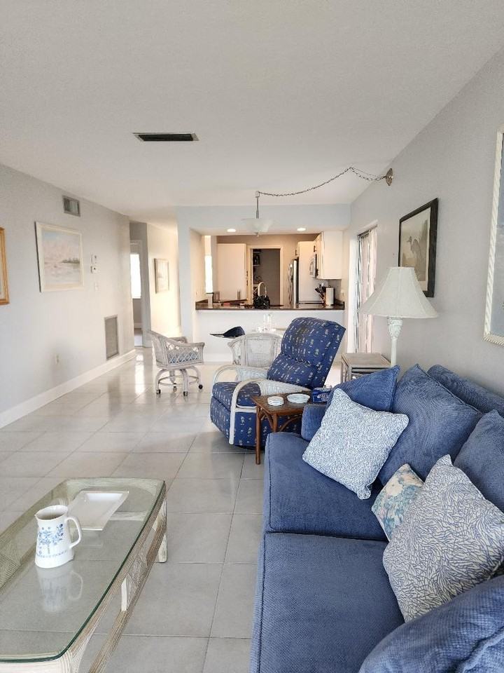 1932 Southeast 43rd Street - Photo 3 of 20