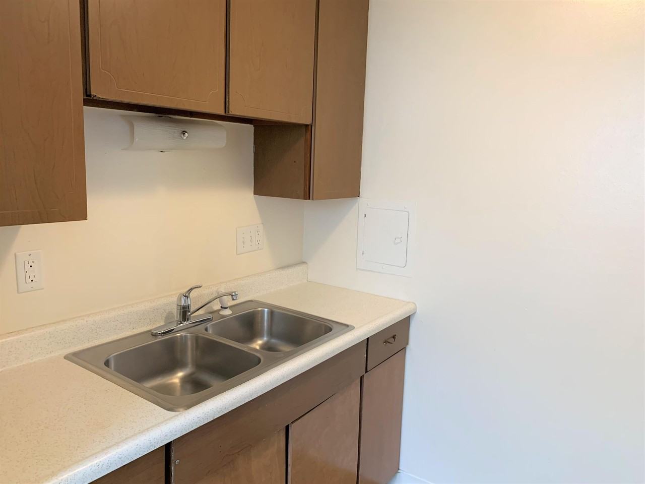 825 26th St - Photo 4 of 14