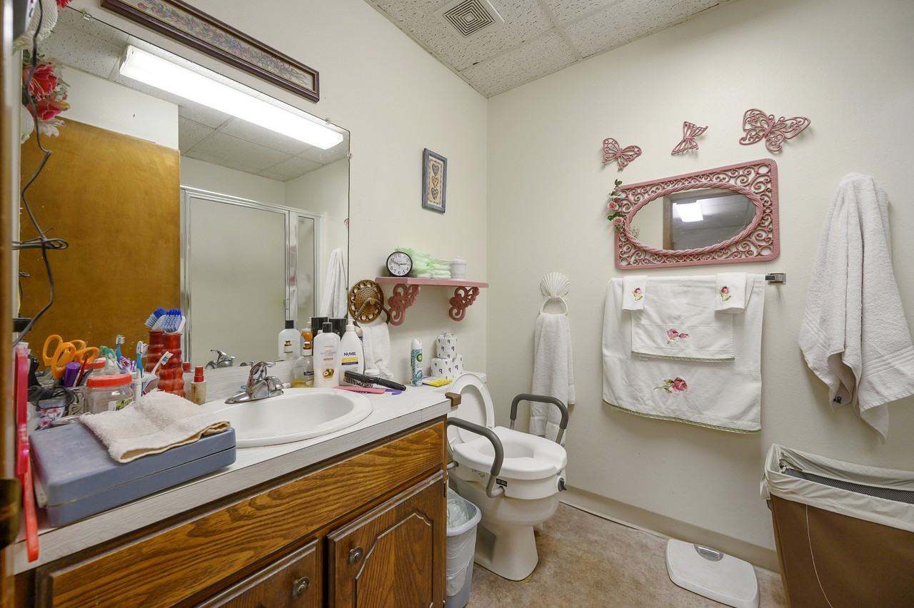 1307 SE Adams Road - Photo 4 of 9