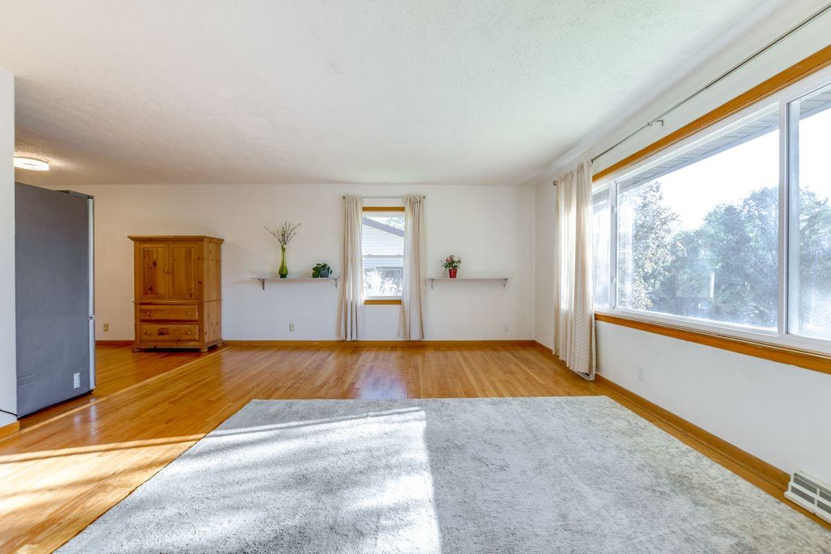 638 S Segoe Rd - Photo 3 of 14