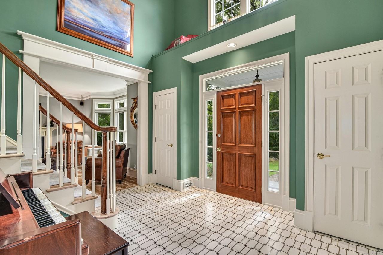 96 Comstock Hill Ave - Photo 3 of 37