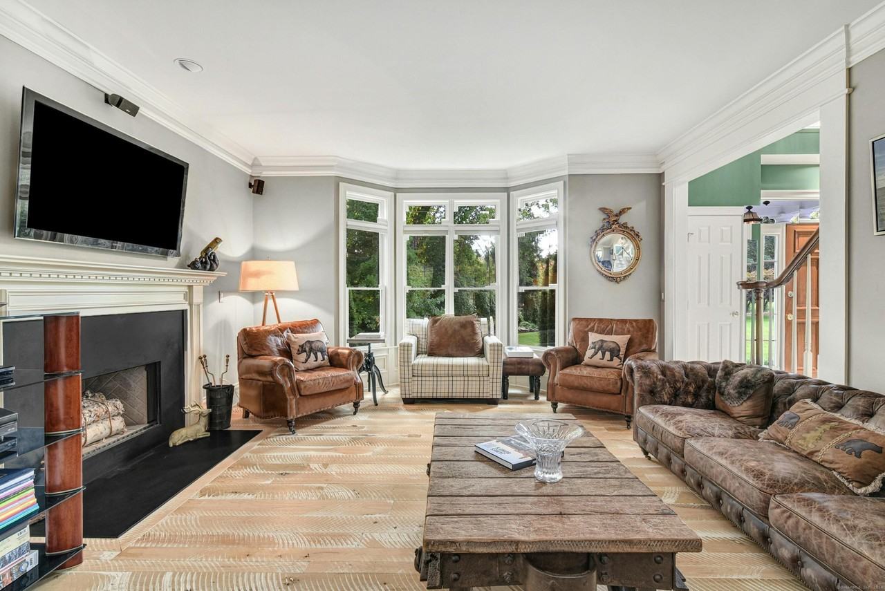 96 Comstock Hill Ave - Photo 5 of 37