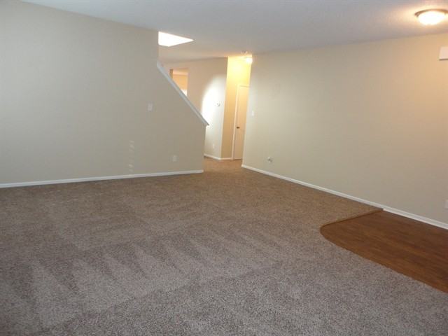 355 Parkview Dr - Photo 2 of 13