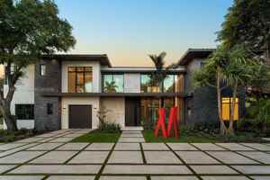 featured image of 12500 Sw 64th Ave