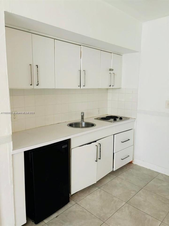 1021 Euclid Ave #4 - Photo 2 of 7