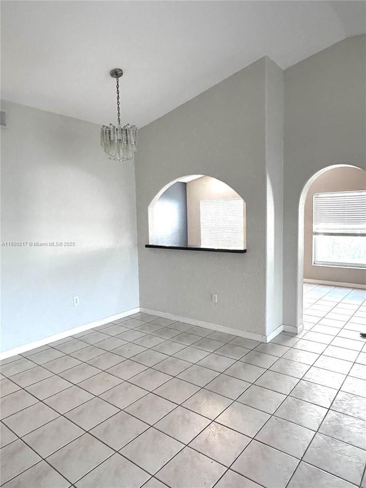 491 Sw 188th Ave - Photo 3 of 8