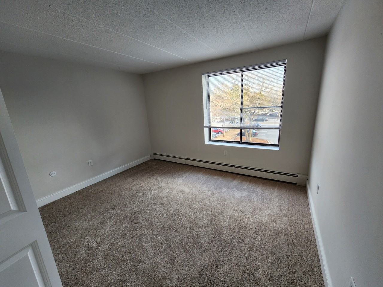 1030 Southern Artery - Photo 4 of 7