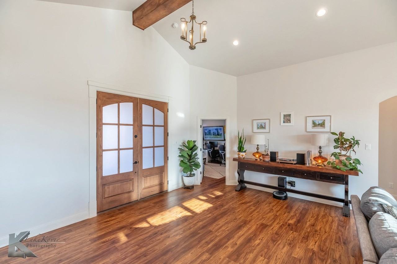 233 Calumet St - Photo 6 of 44