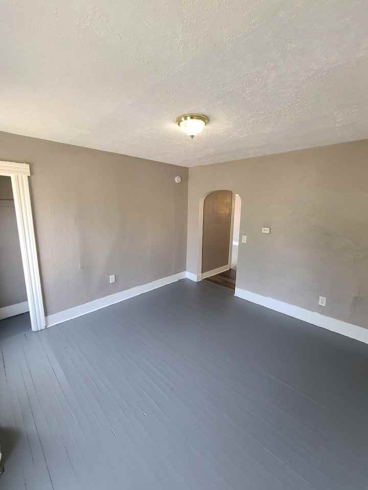 107 Myrtle St - Photo 2 of 9