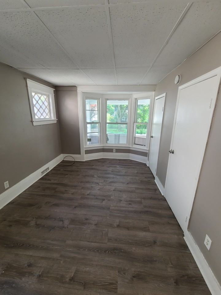 386 Clay Ave - Photo 2 of 9