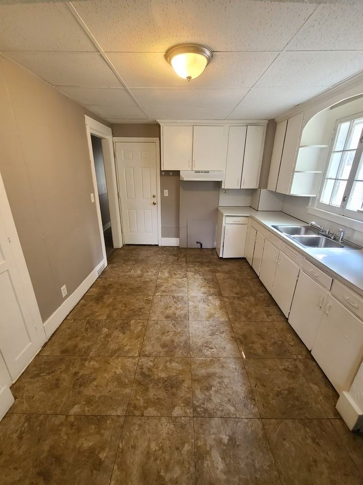 386 Clay Ave - Photo 3 of 9