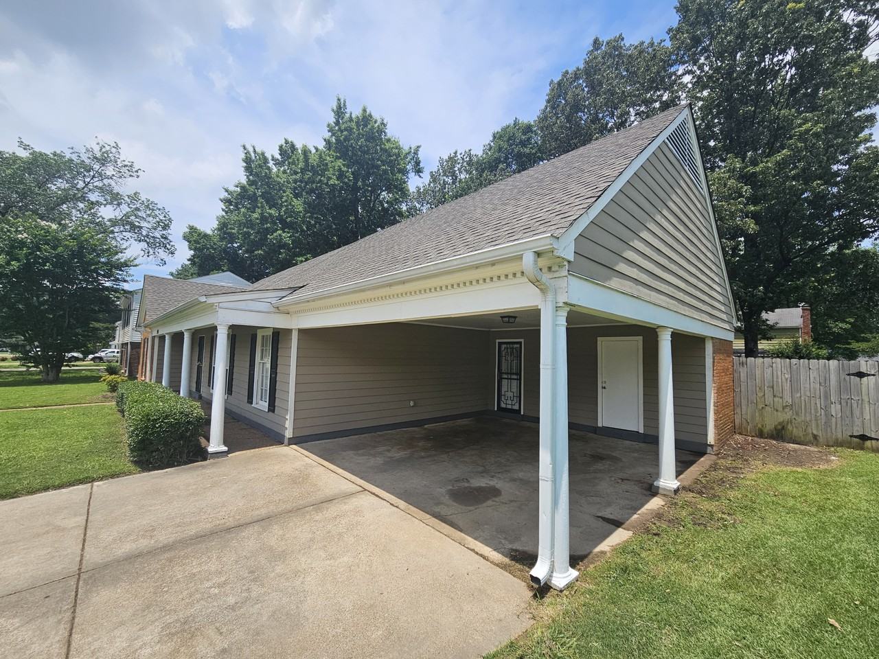 5910 Grosvenor Ave - Photo 2 of 29