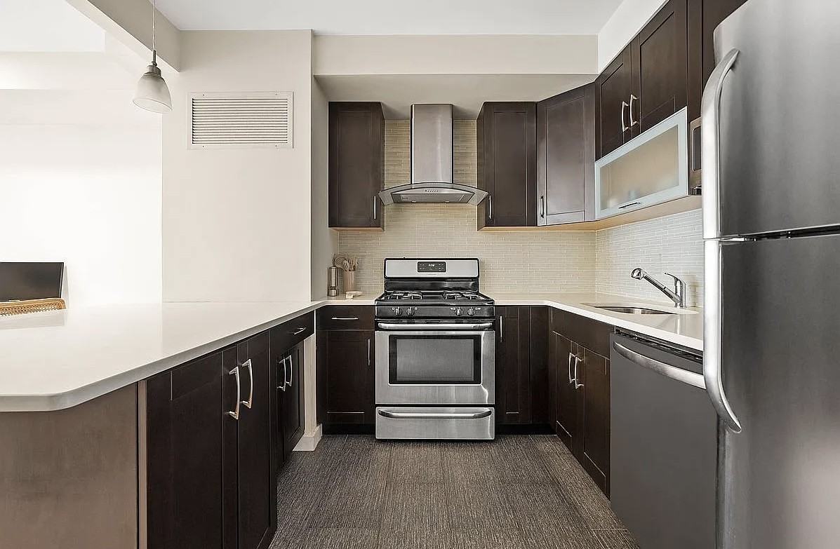 2540 38th St #4D - Photo 2 of 6