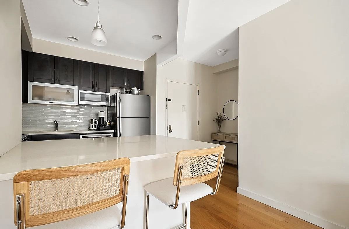 2540 38th St #4D - Photo 3 of 6