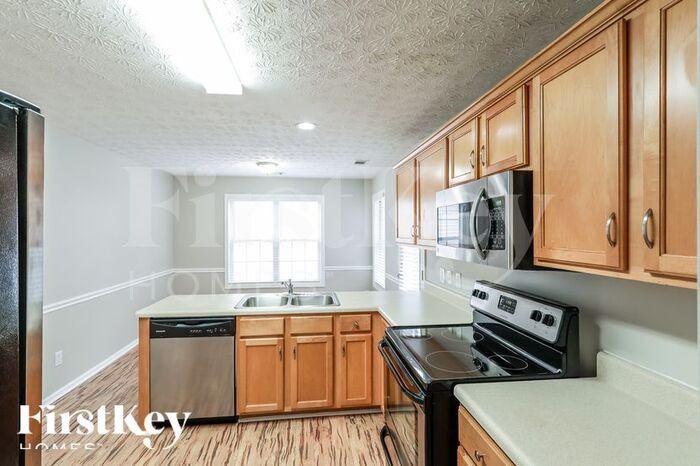 650 Castlebrooke Dr - Photo 3 of 15