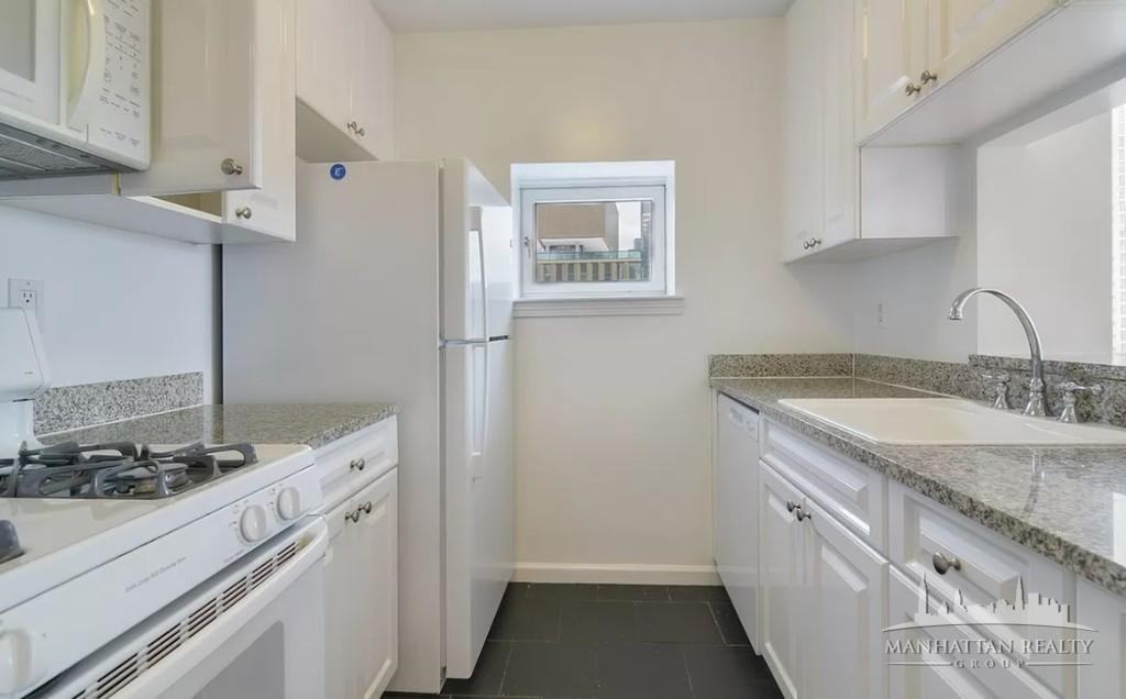 W 43rd St #18D - Photo 4 of 10