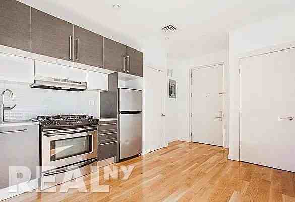 Montrose Ave #704 - Photo 2 of 10