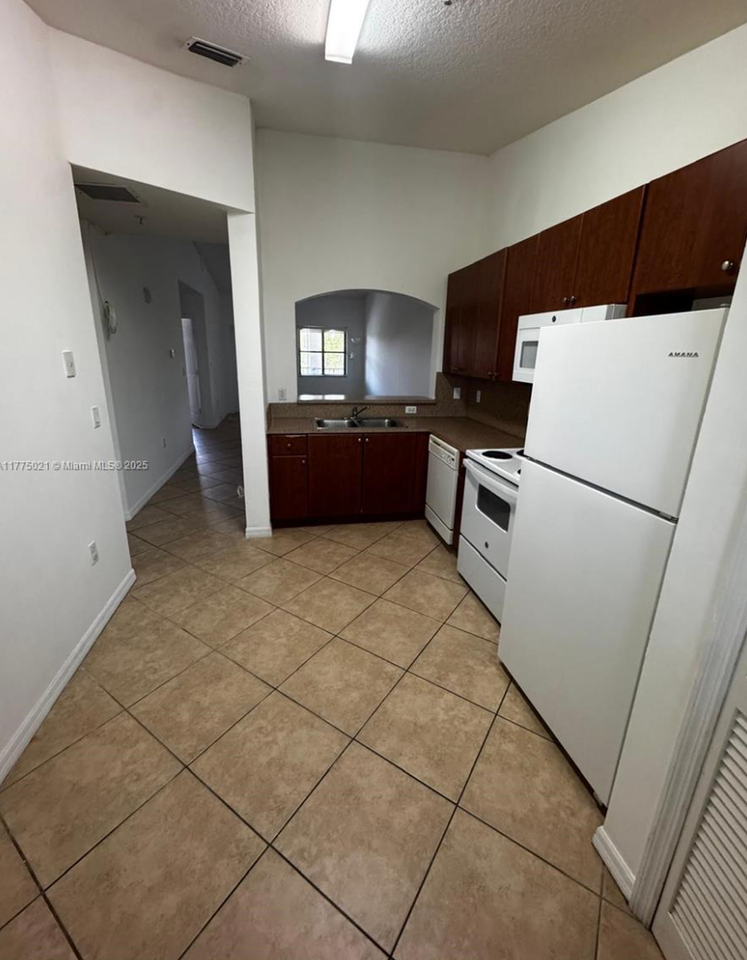 22621 Sw 88th Pl #302 - Photo 6 of 10