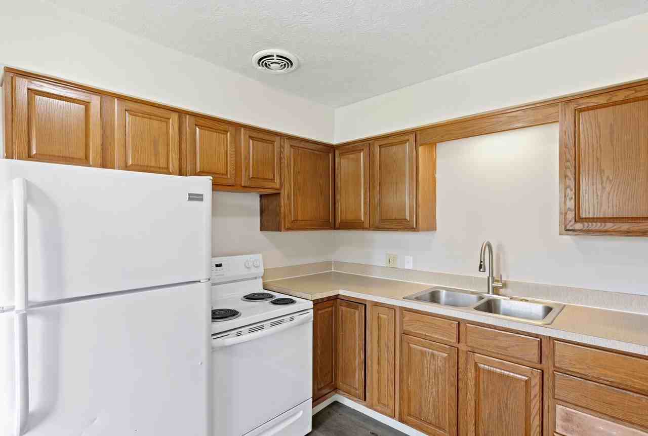 Brentwood Apartments (460 Silver LLC) - Photo 2 of 20