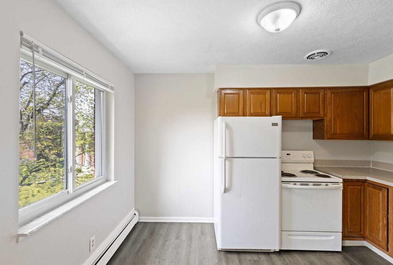 Brentwood Apartments (460 Silver LLC) - Photo 5 of 20