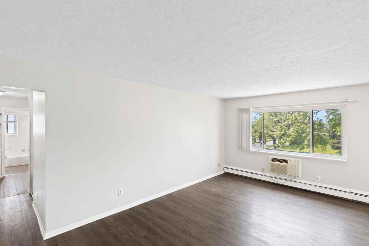 Brentwood Apartments (460 Silver LLC) - Photo 7 of 20