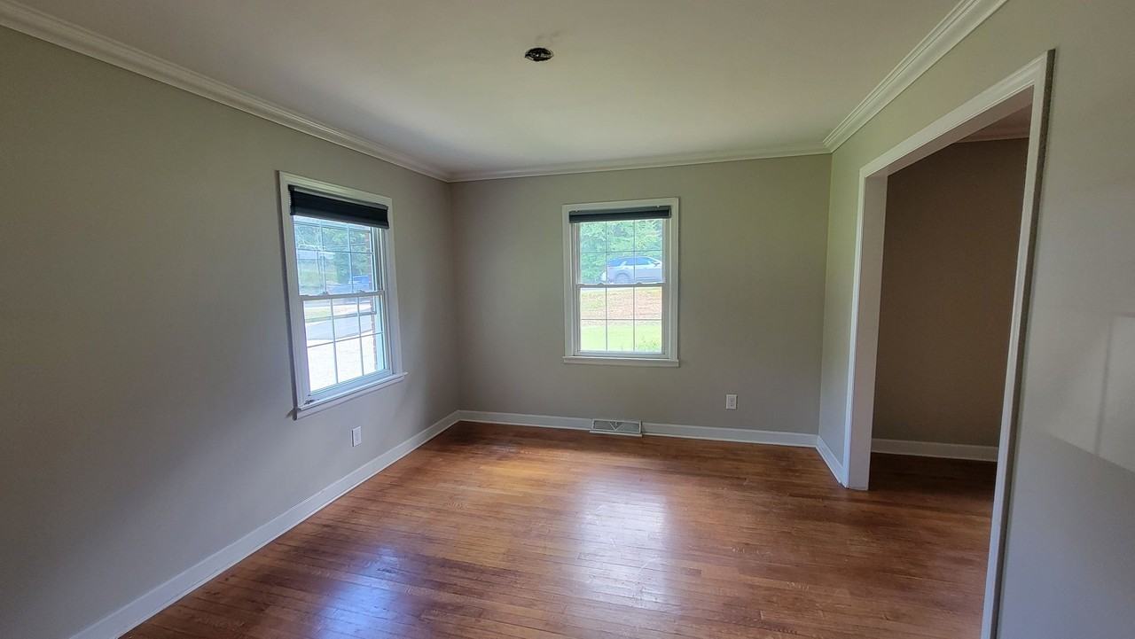 1482 Tom Hall St - Photo 5 of 8