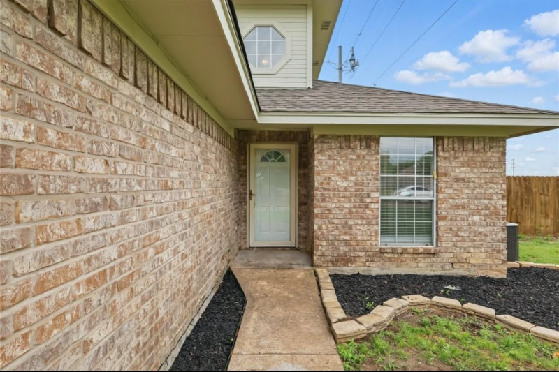 310 California Dr - Photo 2 of 12