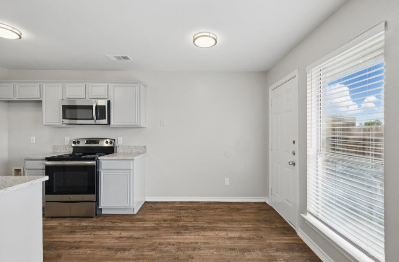 310 California Dr - Photo 4 of 12