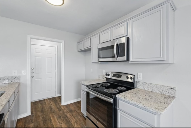 310 California Dr - Photo 5 of 12