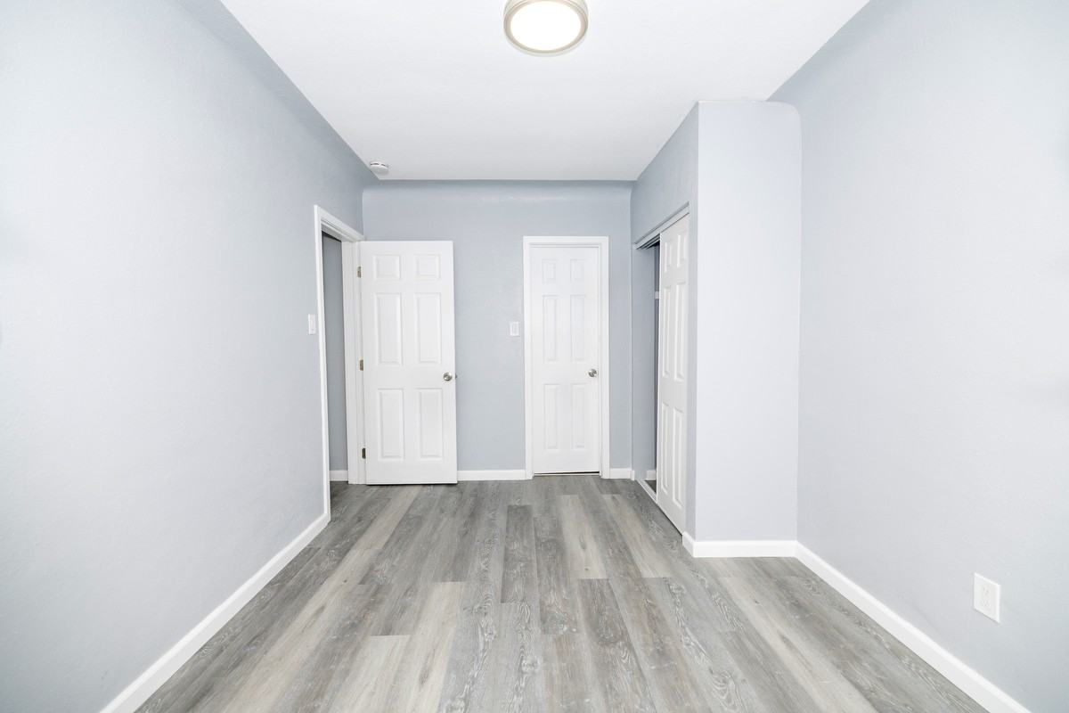 1132 East Hyde Park Boulevard #1132 1/2 - Photo 3 of 6