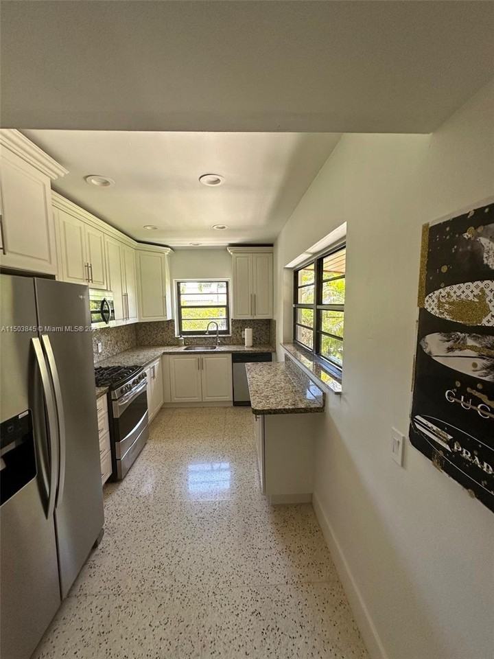 1685 Sw 15th St #NA - Photo 2 of 11