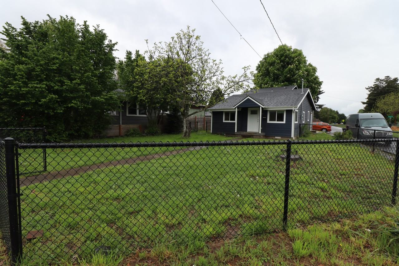 625 25th Street Southeast - Photo 4 of 13