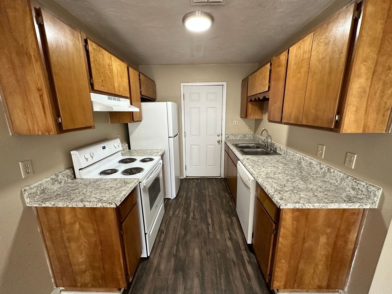 705 Pointe Ct - Photo 3 of 6
