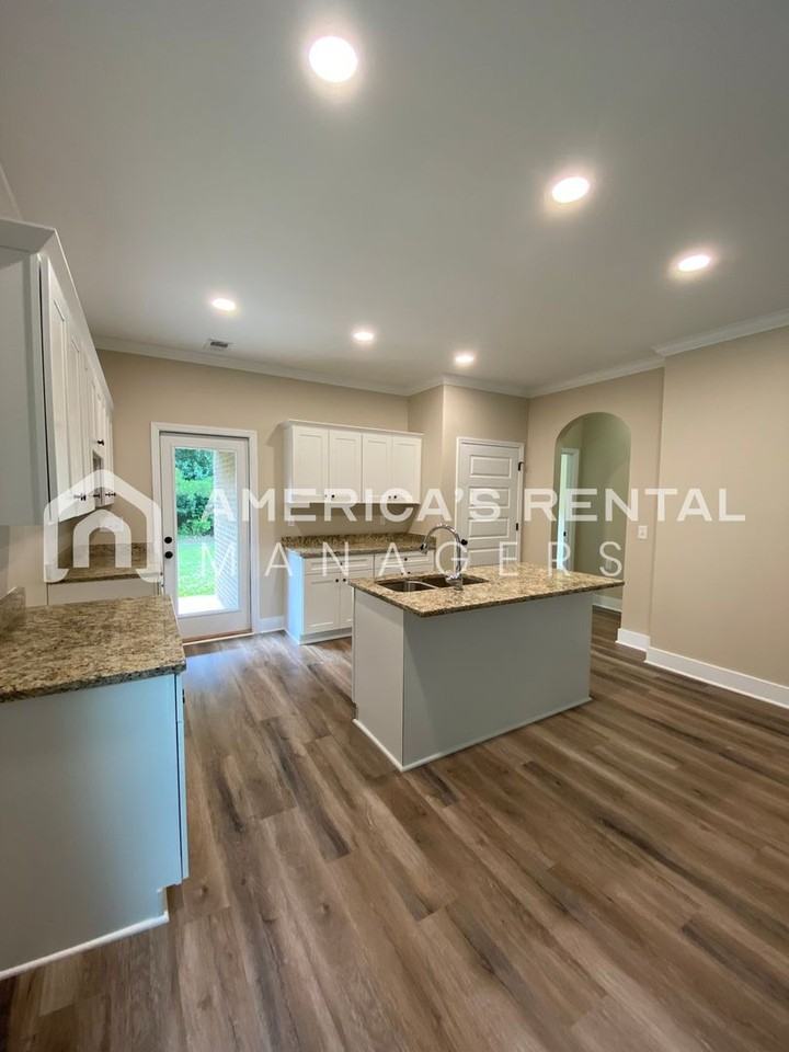 5549 Park Side Rd - Photo 4 of 20