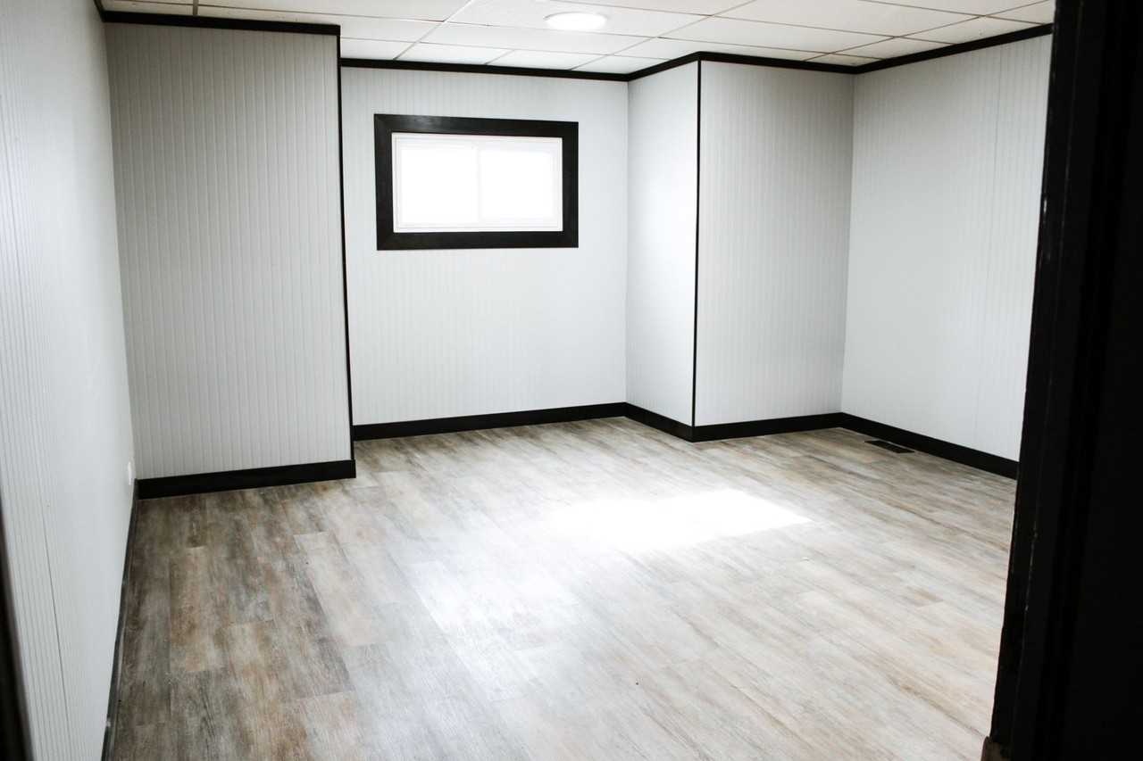 320 E 8th St S - Photo 2 of 6