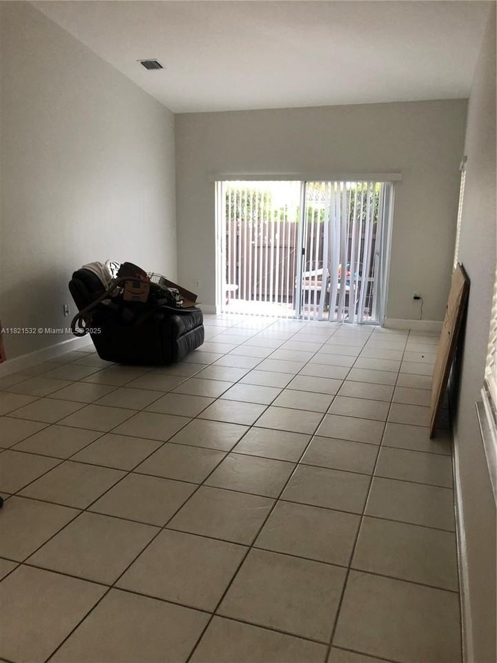 10932 Nw 69th St - Photo 3 of 21