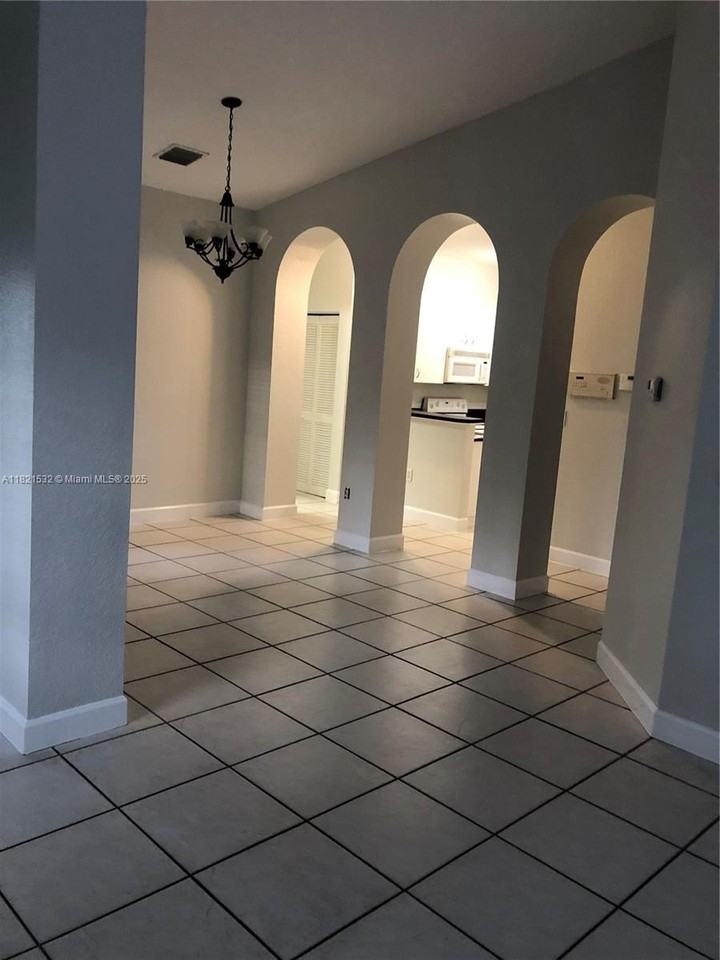 10932 Nw 69th St - Photo 6 of 21