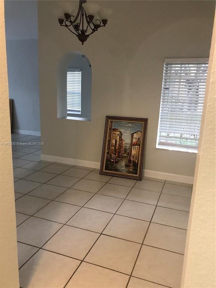 10932 Nw 69th St - Photo 7 of 21