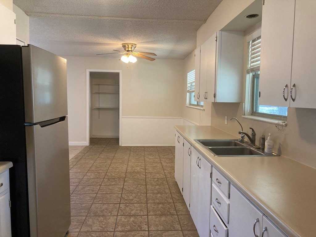 224 N Oxford Dr - Photo 2 of 25