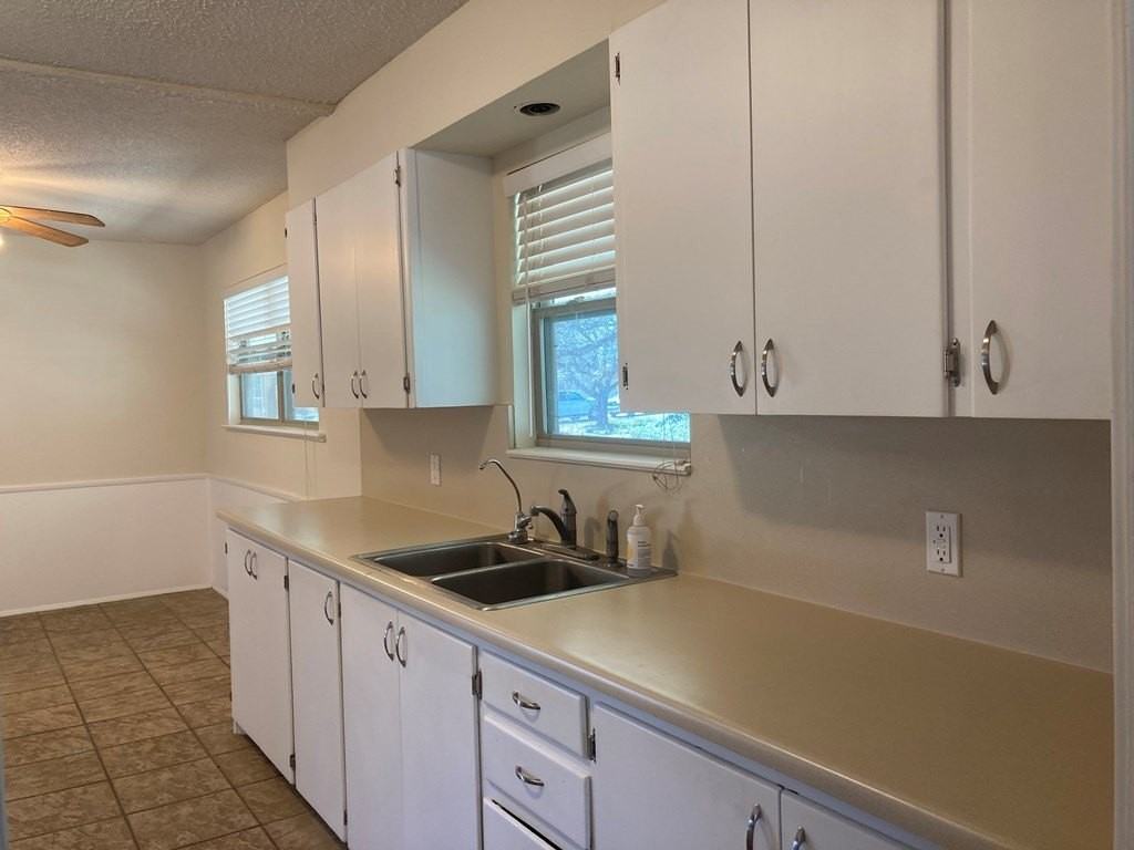 224 N Oxford Dr - Photo 3 of 25