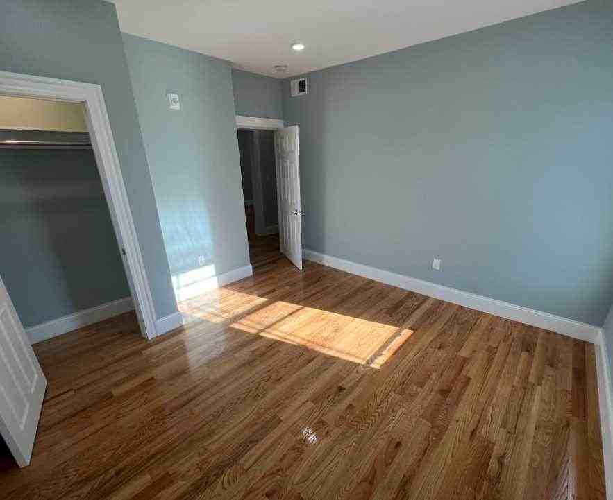 Oxford St - Photo 2 of 40