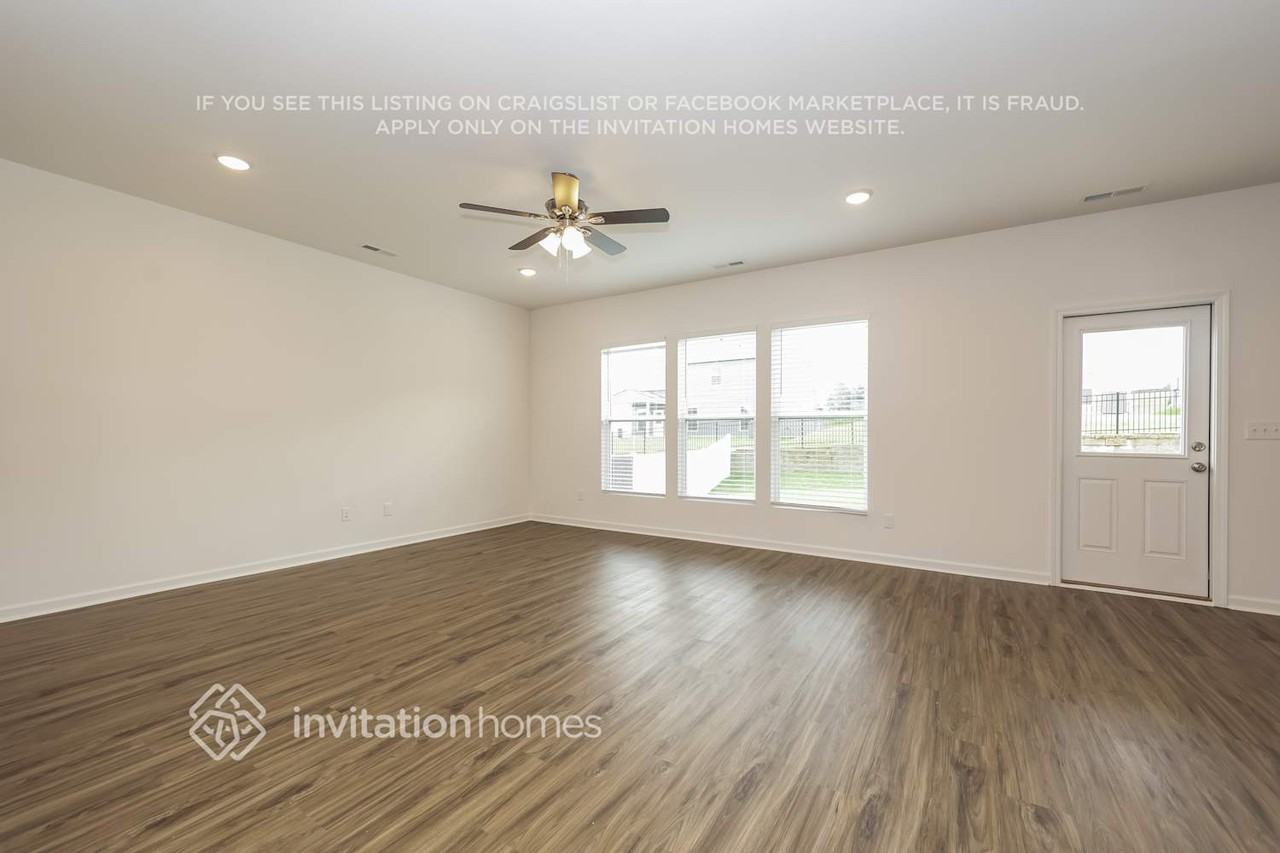 3810 Lantern Ln - Photo 4 of 18