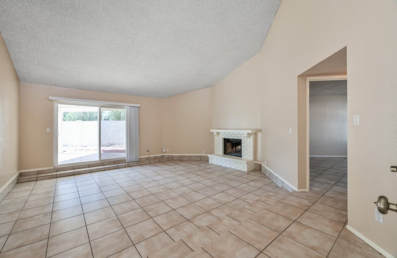 7725 East Rovey Avenue - Photo 3 of 30