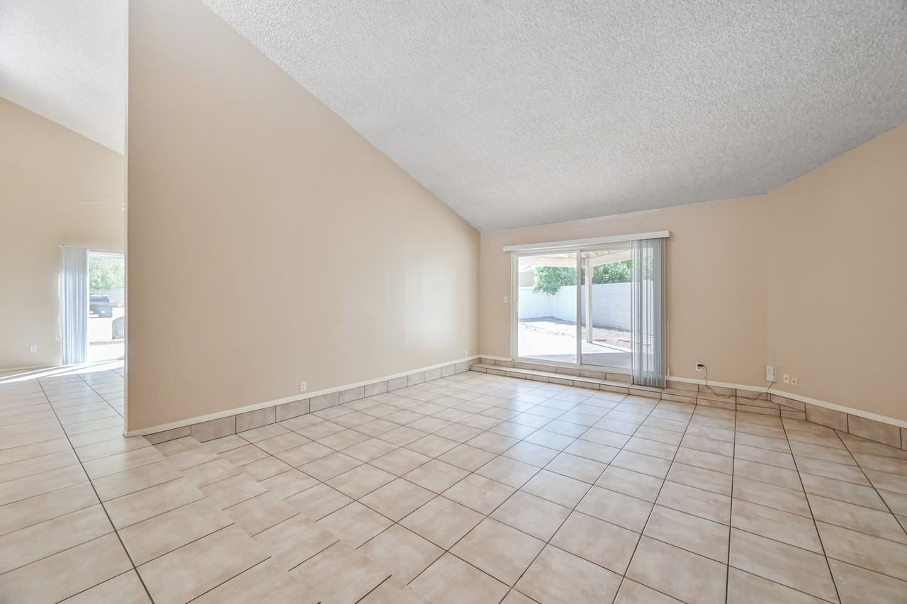 7725 East Rovey Avenue - Photo 4 of 30